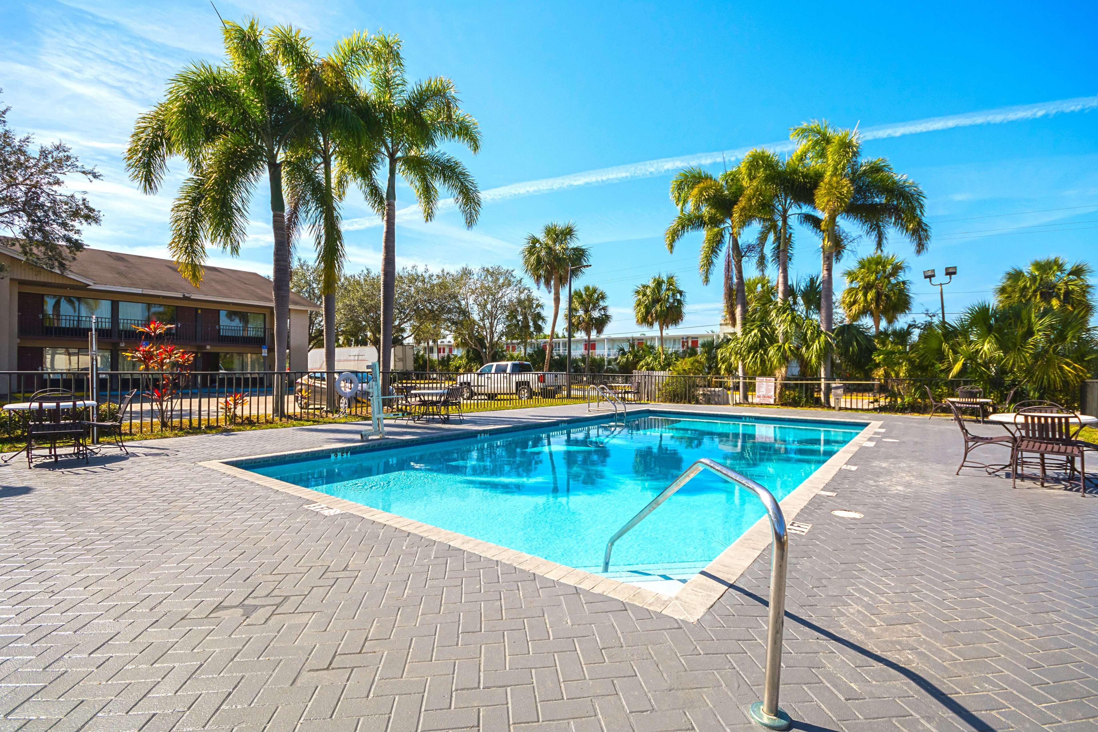 Americas Best Value Inn & Suites Melbourne Ngoại thất bức ảnh